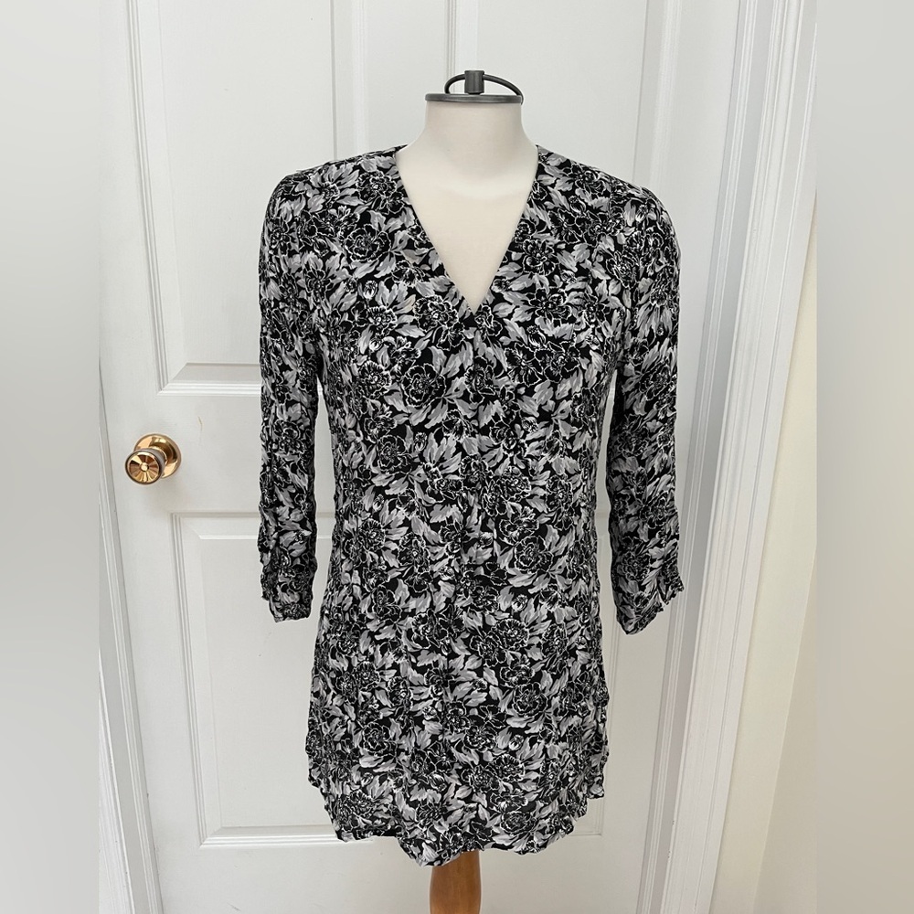 Joe Fresh black & white floral pattern top long blouse size medium